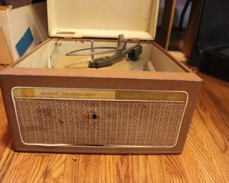 Vintage RCA Victor Orthophonic High Fidelity 4 Speed Turntable / Record Player