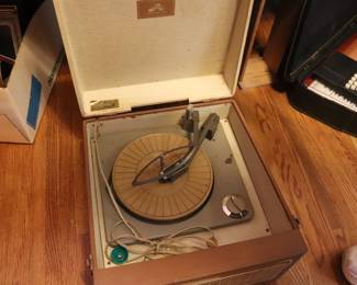   Vintage RCA Victor Orthophonic High Fidelity 4 Speed Turntable / Record Player            Vintage Record Player