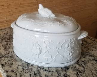 Soup tureen