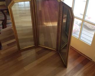Tri-fold vanity mirror