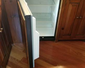 Wet bar: undercabinet fridge
