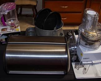 Various kitchen appliances 