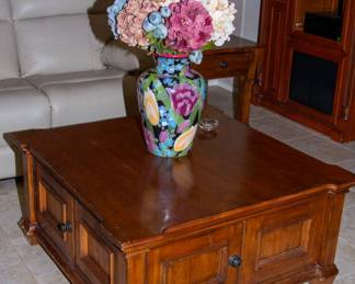 Wooden coffee table and flower décor
