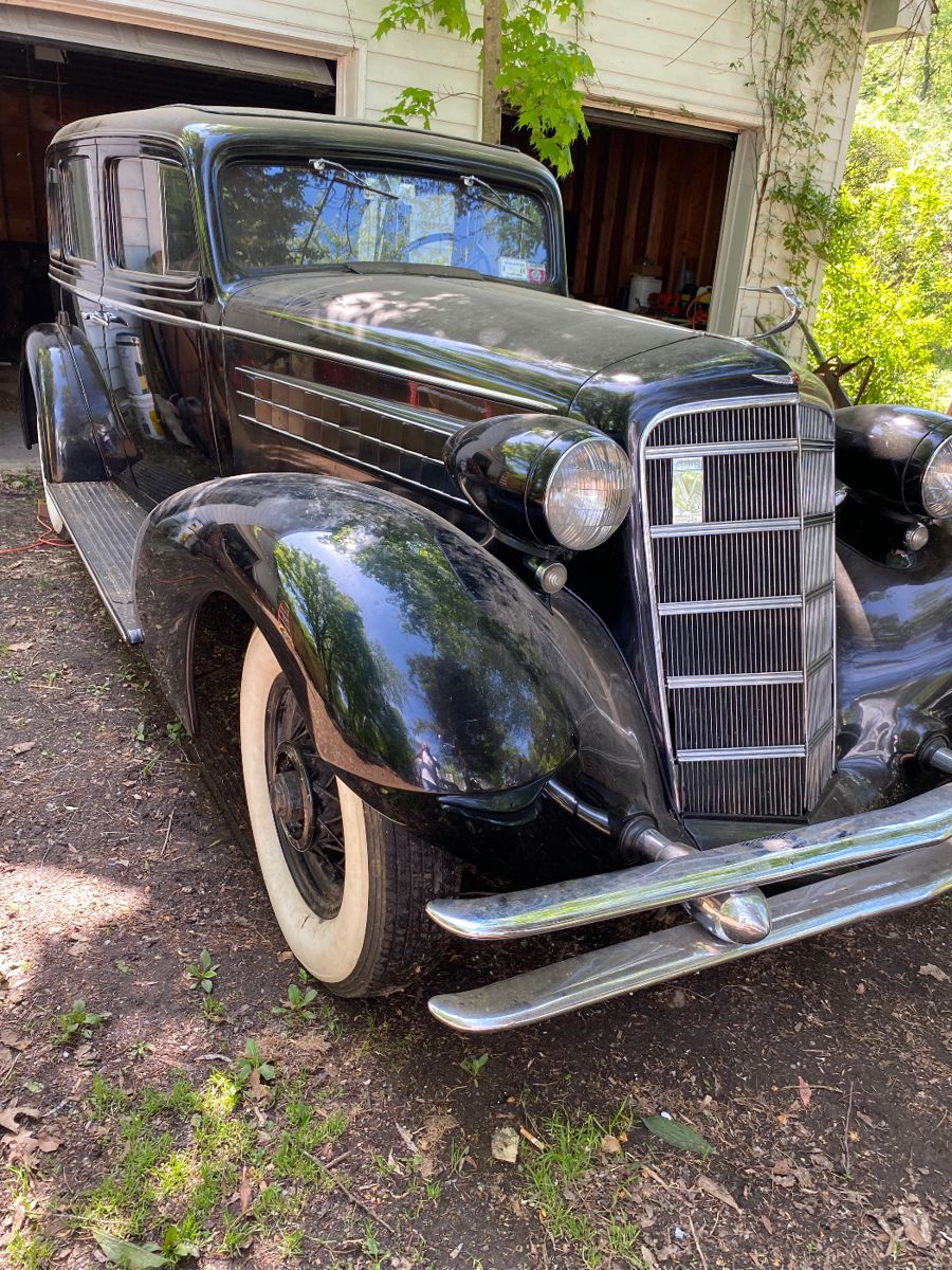 1934 Cadillac 4-door sedan, V8