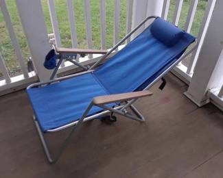 Folding lounge chair