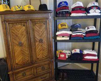 There are loads of nice mens clothes. Almost everything is Medium. 