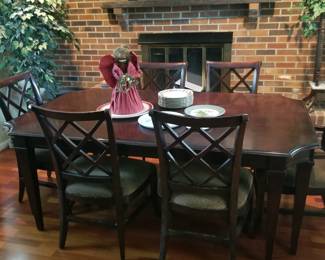 Huge Bassett dining table with 2 leaves and TEN chairs. 2 arms and 8 sides.