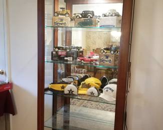 The perfect size mirror back display cabinet. 
