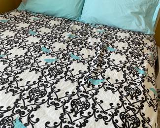 Queen duvet with pillow cases