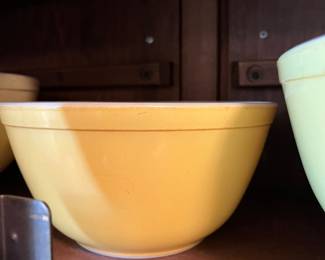 Vintage yellow Pyrex bowl 