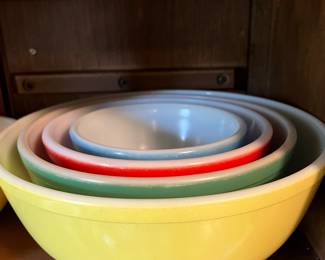 Beautiful Primary Pyrex Mixing Bowl Set
