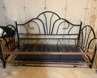 Daybed and trundle