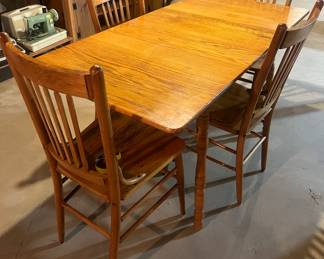 Beautiful Antique Oak Table with 2 leaves and 4 chairs
