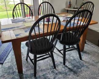 Beautiful Wood Dining Table and 5 chairs 