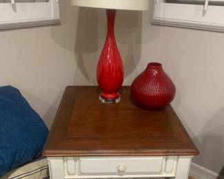 Side table, lamp, vase