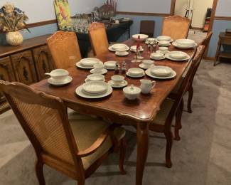 NICE DINNINGROOM SET
