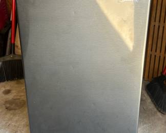 Midea mini-fridge