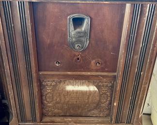 Magestic upright radio