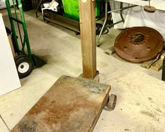 Antique platform scale w/ weights, great condition