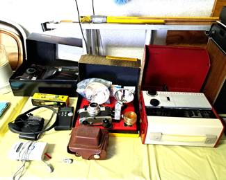 VINRTAGE CAMERAS, SLIDE PROJECTOR W/0 SLIDES