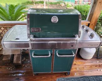 AVAILABLE AT HALF PRICE !!!
Weber Propane Grill with cover