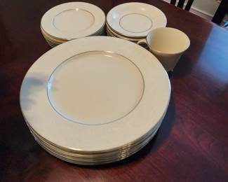 AVAILABLE AT HALF PRICE !!!
American Manor China Chantilly - made in the USA by shenango