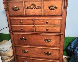 AVAILABLE AT HALF PRICE !!!
Chest of drawers