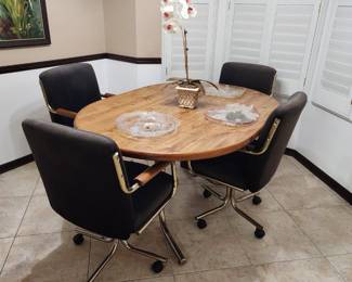 AVAILABLE AT HALF PRICE !!!
Breakfast dinette