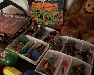 Teenage Mutant Ninja Turtles Collector's case w 13 Action Figures & accessories 
