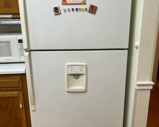 Whirlpool Gold Refrigerator/Freezer with Water Dispenser and Automatic Ice Maker Model GT1SHWXPQOO (21 cu. ft.)