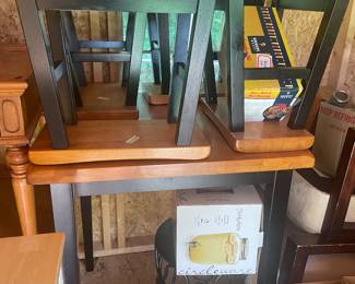 Small kitchen table w/ 4 stools