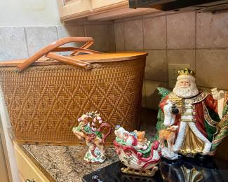 picnic basket / Christmas tea set 