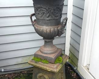 cast stone traditional planter / mid-Victorian design