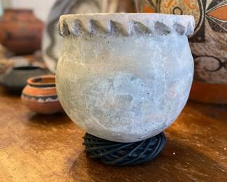 Seneca Barbed Collar Iroquoian pot - circa 1590