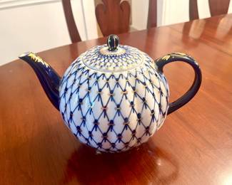 Lomonosov Russian Imperial Porcelain teapot 