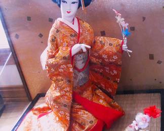  Beautiful Vintage Japanese GEISHA Doll in Glass Case