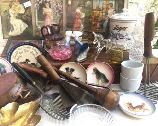 Can you find the kissing children figurines?