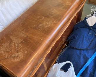 Roos Chest -cedar trunk
