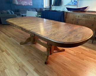 Extendable dining table 
