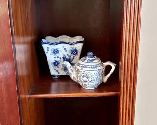 Various pieces of china.