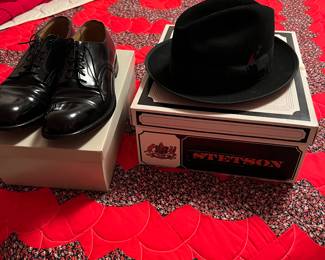 Black Stetson hat w Box
Mens dress shoes 