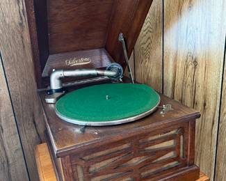 Tabletop Victrola ( needs work)