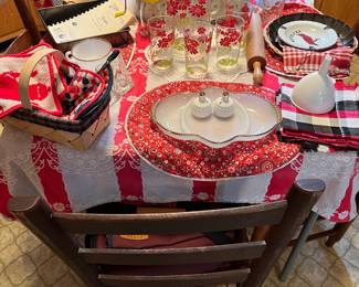 Red placemats 
Red and wht blanket 