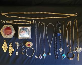 "Warrenville Whimsy" in Warrenville, SC. Starts Closing Tues 5/21 at 8p. Pickup Thurs 5/23 from 2-6p. Please visit our CTBIDS page to see all of our sales! augusta.ctbids.com