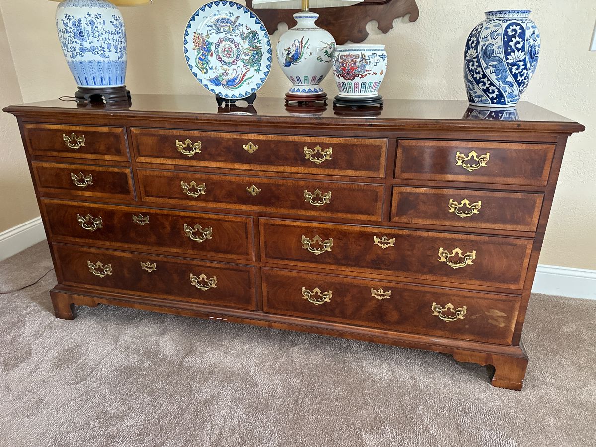 $950. OBO.HENREDON Late 20th Century " Ashton Court " Traditional Mahogany Dresser. 33.5ā tall x 70ā wide x 20.5ā deep.