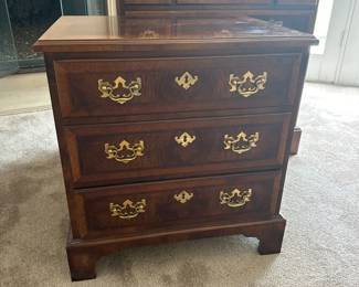 $200. OBO.HENREDON Aston Court Bachelor Chest/Nightstand. 3 drawer.
24” tall x 23” wide x 17” deep.