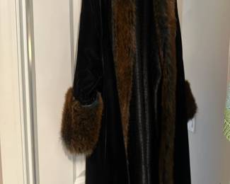 Women's clothing size L-XL, brands like Johnny Was, Ambelika, Desigual, Eddie Bauer