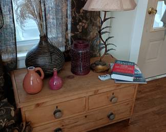 Low 2 over oñe drawer chest
Pottery and
Nice floral table lamp 