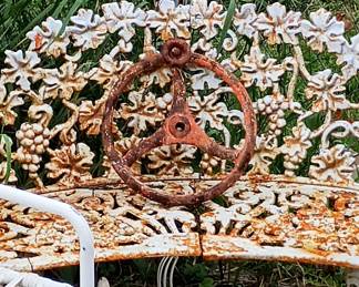 Tractor steering wheel with nob