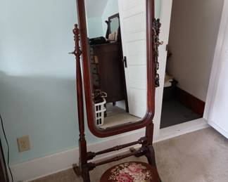 Dressing mirror 
And nice foot stool 